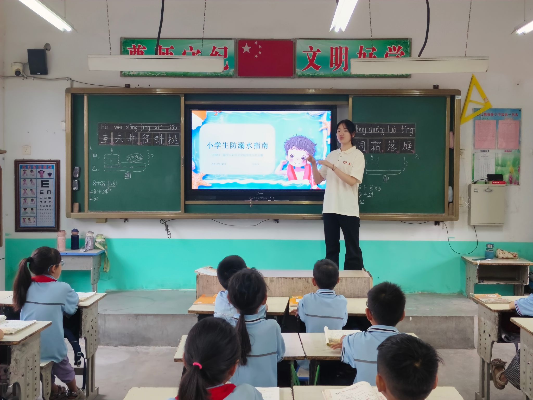 美術(shù)與設(shè)計(jì)學(xué)院“七彩繪”志愿服務(wù)隊(duì)奔赴定陶區(qū)游集小學(xué)開(kāi)展美術(shù)圖案設(shè)計(jì)服務(wù)